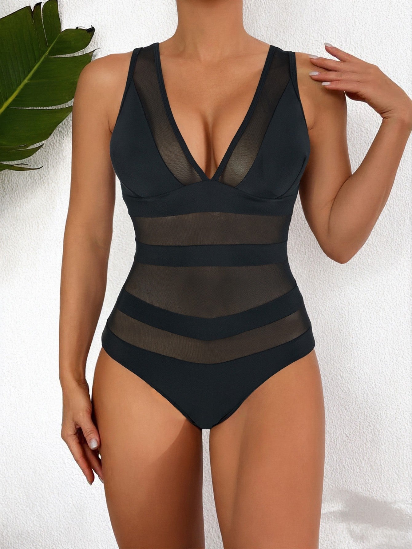 Femme Maillot de bain une-pièce avec un design en mesh séduisant et un décolleté plongeant berg-feldt