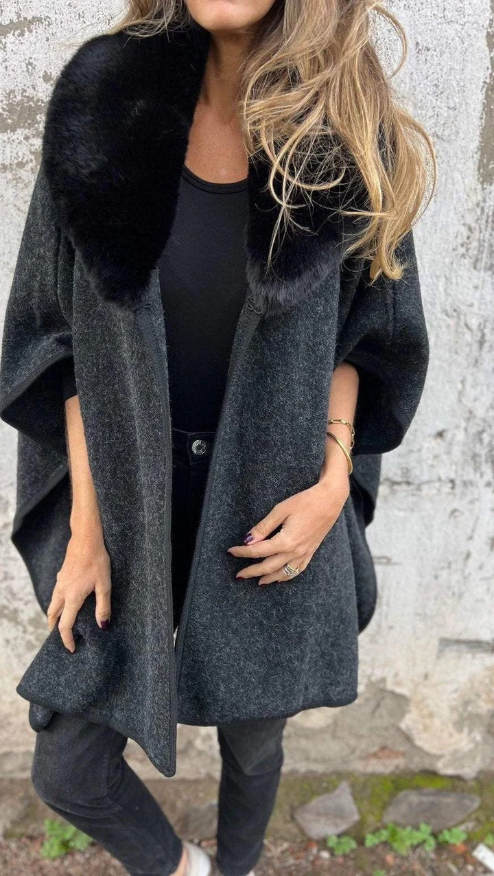 Manteau élégant à col en fausse fourrure par Berg-Feldt