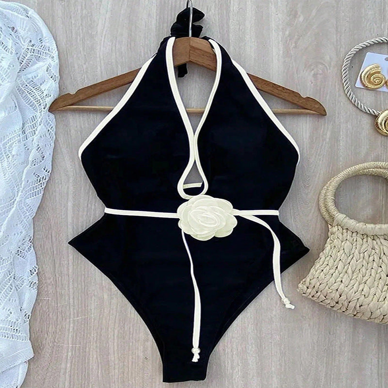Élégant maillot de bain cache-cœur pour femme avec détails floraux de berg-feldt