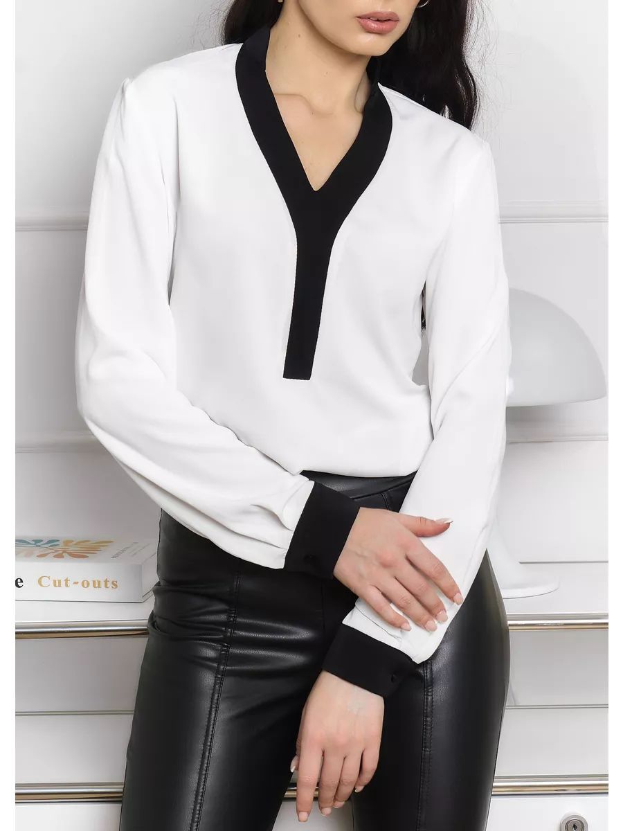 Elegante Damenbluse mit modernen Kontrastdetails von berg-feldt