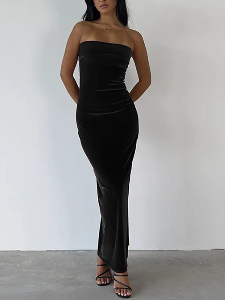Schulterfreies, figurbetontes Wickelkleid aus luxuriösem Samt von berg-feldt