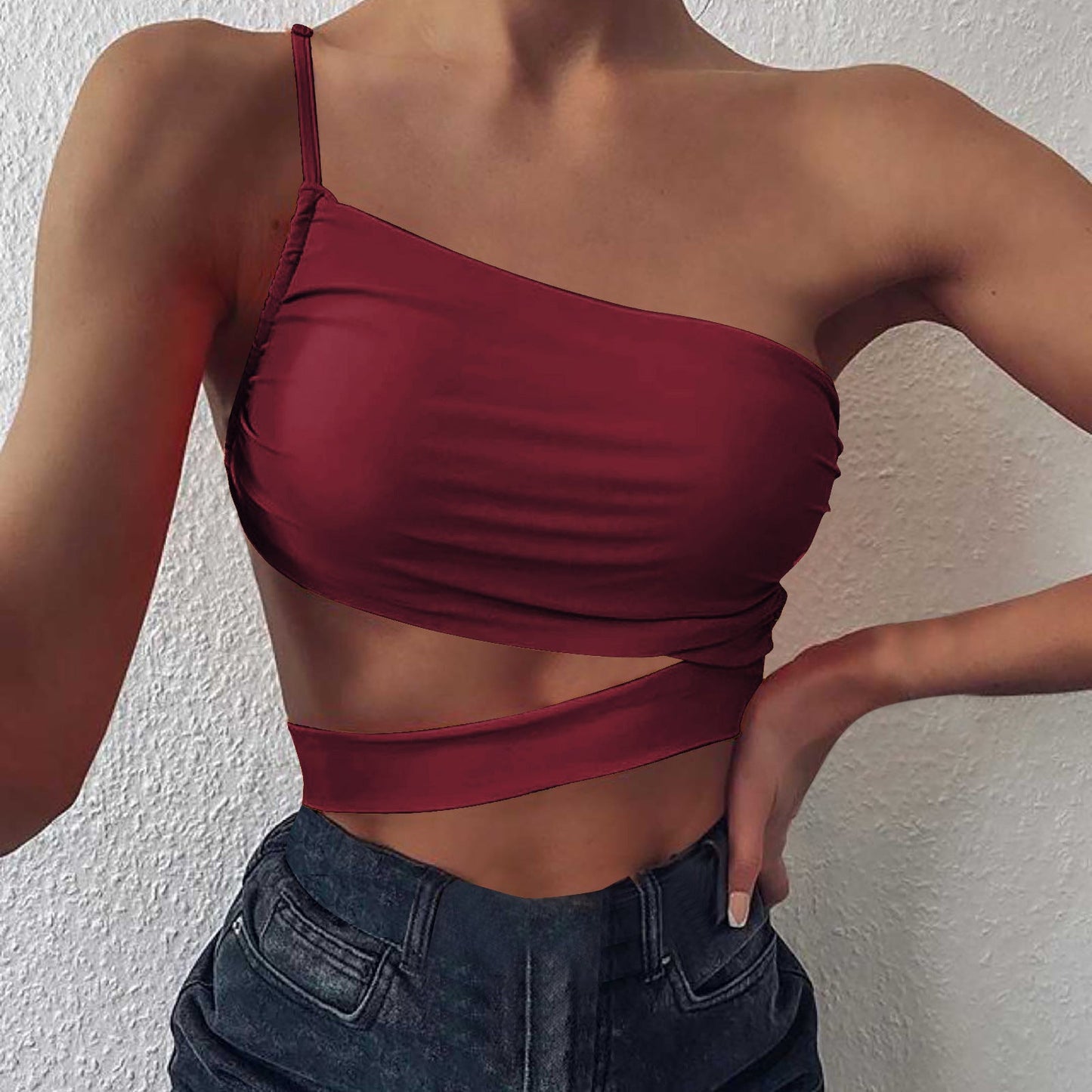 Haut courte asymétrique à découpes Berg-Feldt pour femme