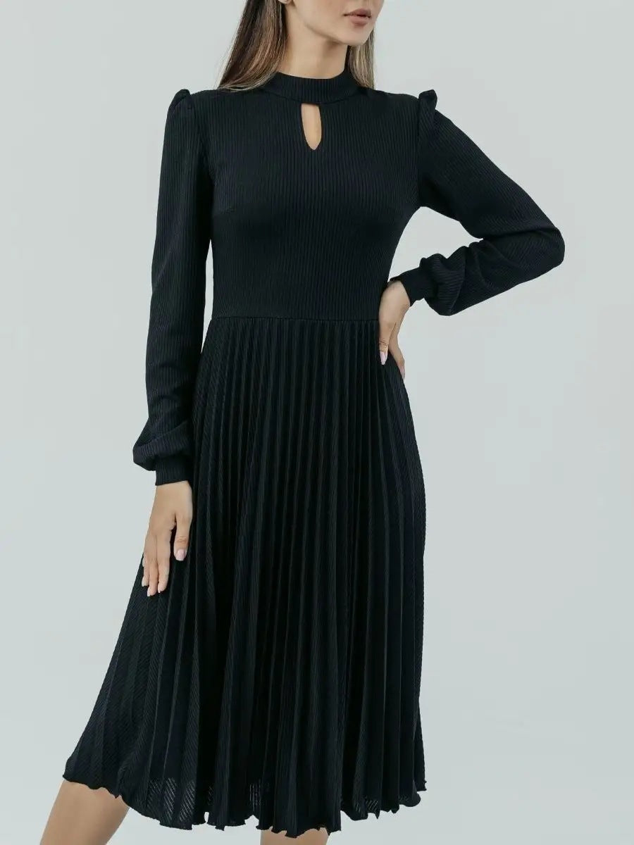 Élégante robe midi pour femmes de berg-feldt avec plis et col montant