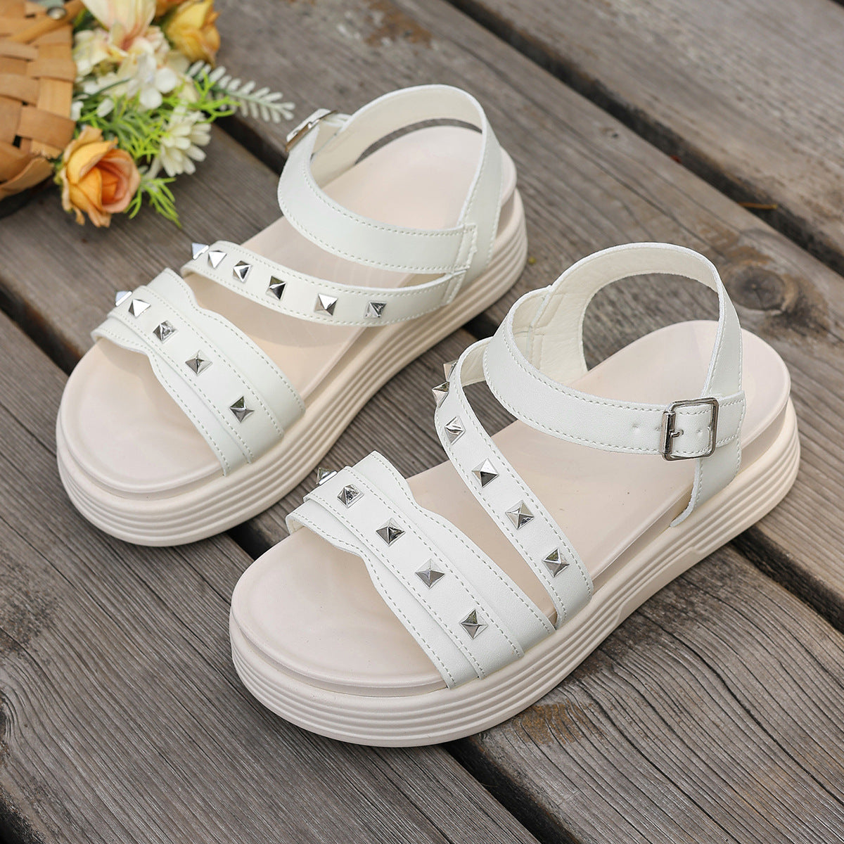 Bequeme Damen-Sandalen mit modischen Nieten und verstellbarem Riemen von berg-feldt