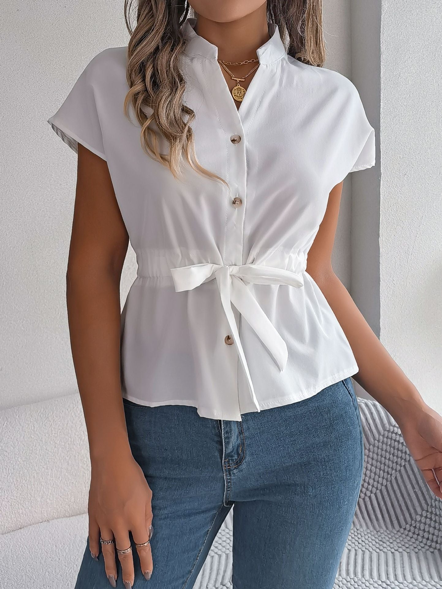 Chemisier femme avec ceinture et détails boutonnés par berg-feldt