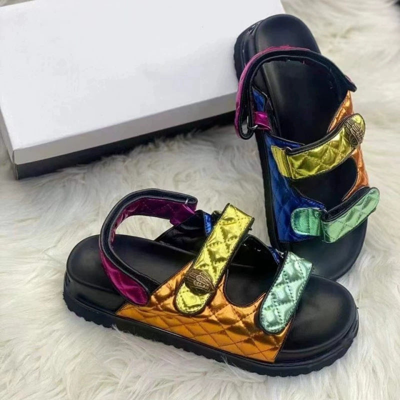 Bequeme Damen-Sandalen mit verstellbaren Riemen und glänzendem Finish von berg-feldt