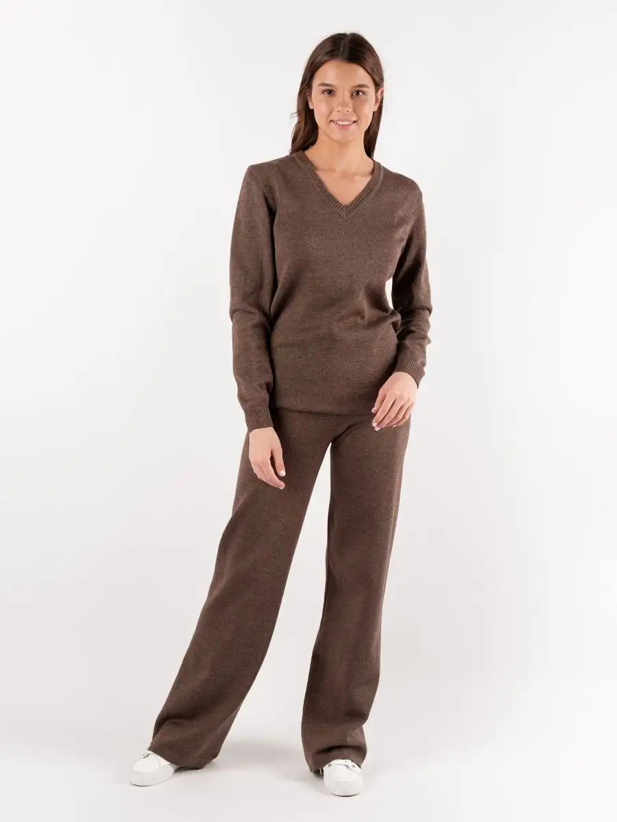 Bequemer Damenpullover mit tiefem V-Ausschnitt und Hose von berg-feldt