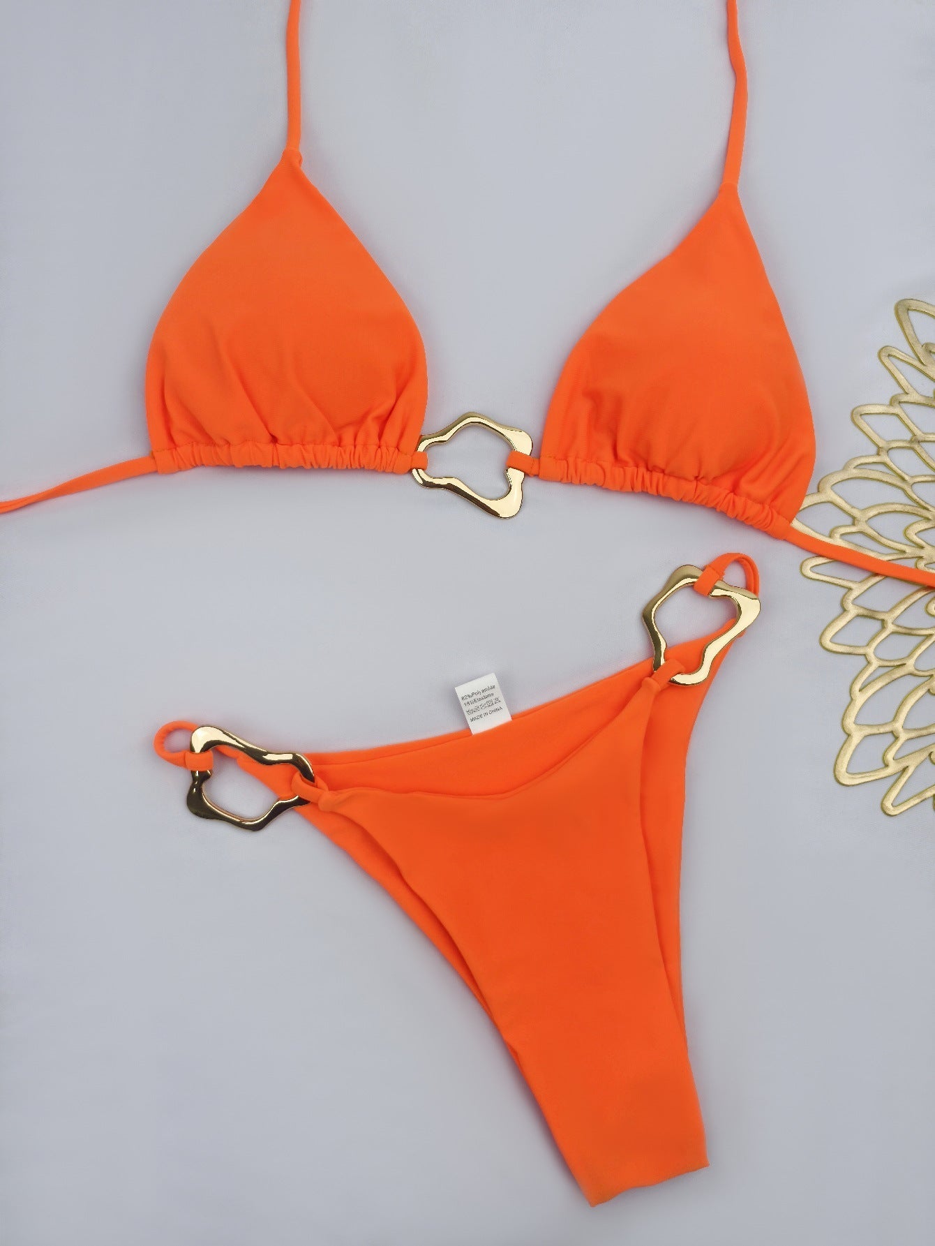Eleganter Damen-Bikini mit goldenen Details und verstellbaren Trägern von berg-feldt
