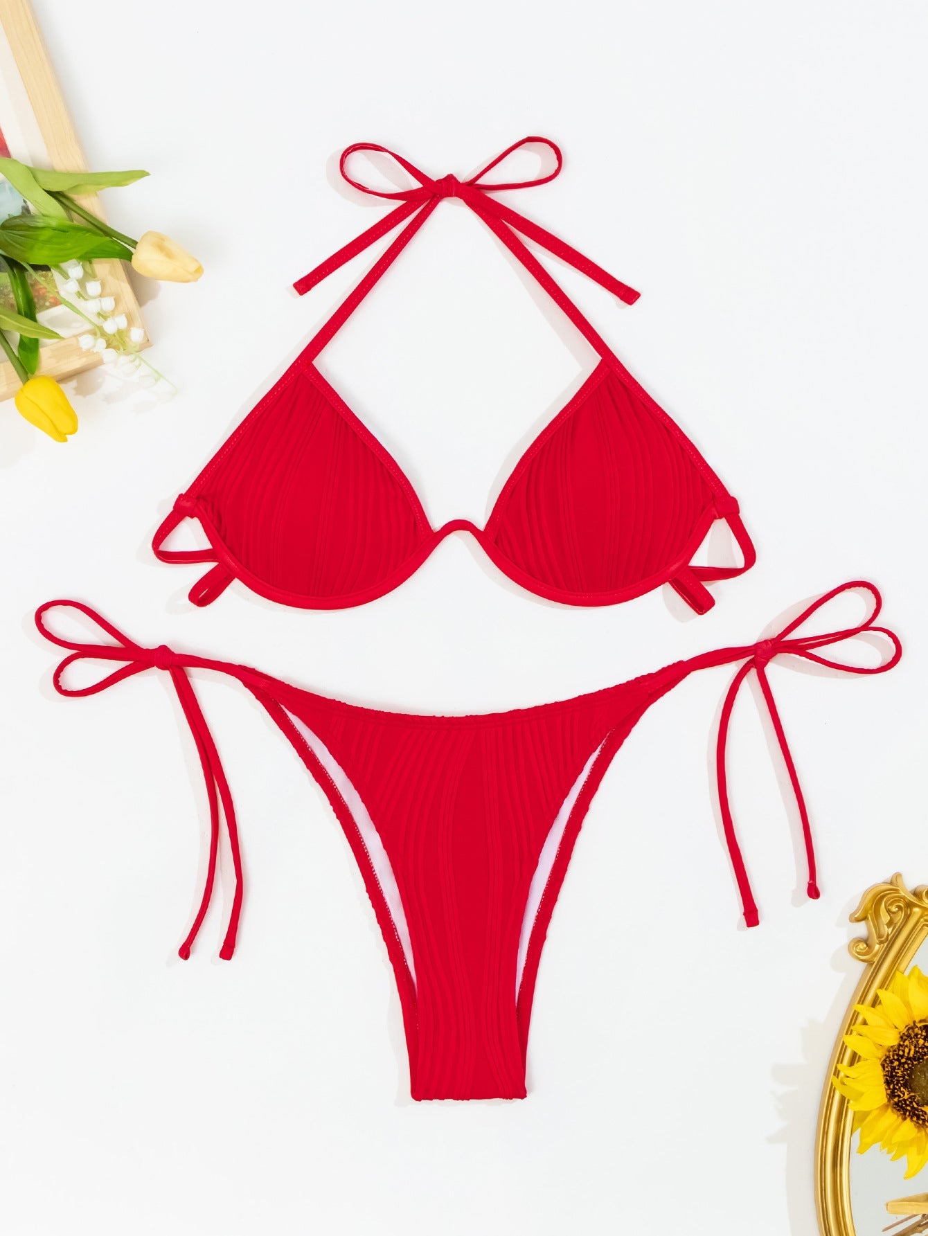 Frauen Bikini-Set mit geripptem Dreieck-Design und verstellbaren Bindedetails von berg-feldt