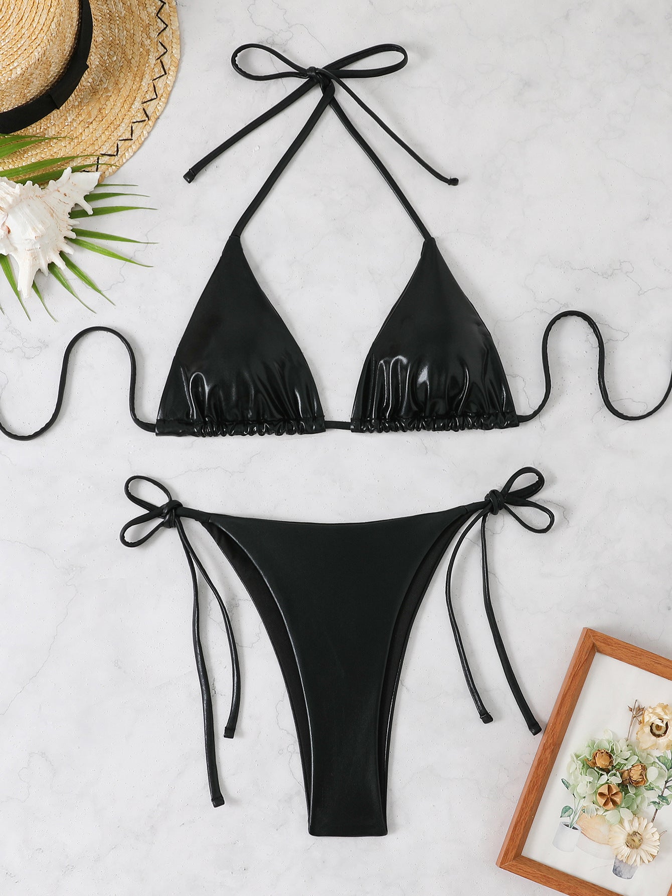 Haut de bikini triangle et bas assorti avec lanières ajustables par Berg-Feldt