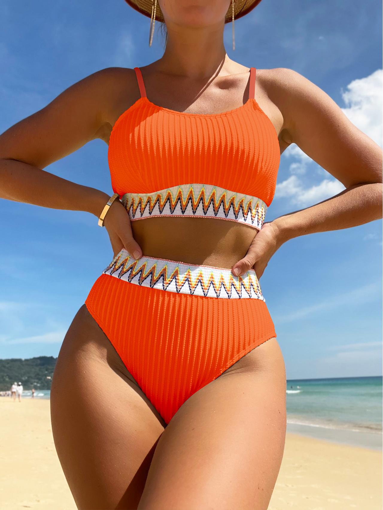 Ensemble bikini pour femme avec look côtelé tendance et détails colorés de berg-feldt