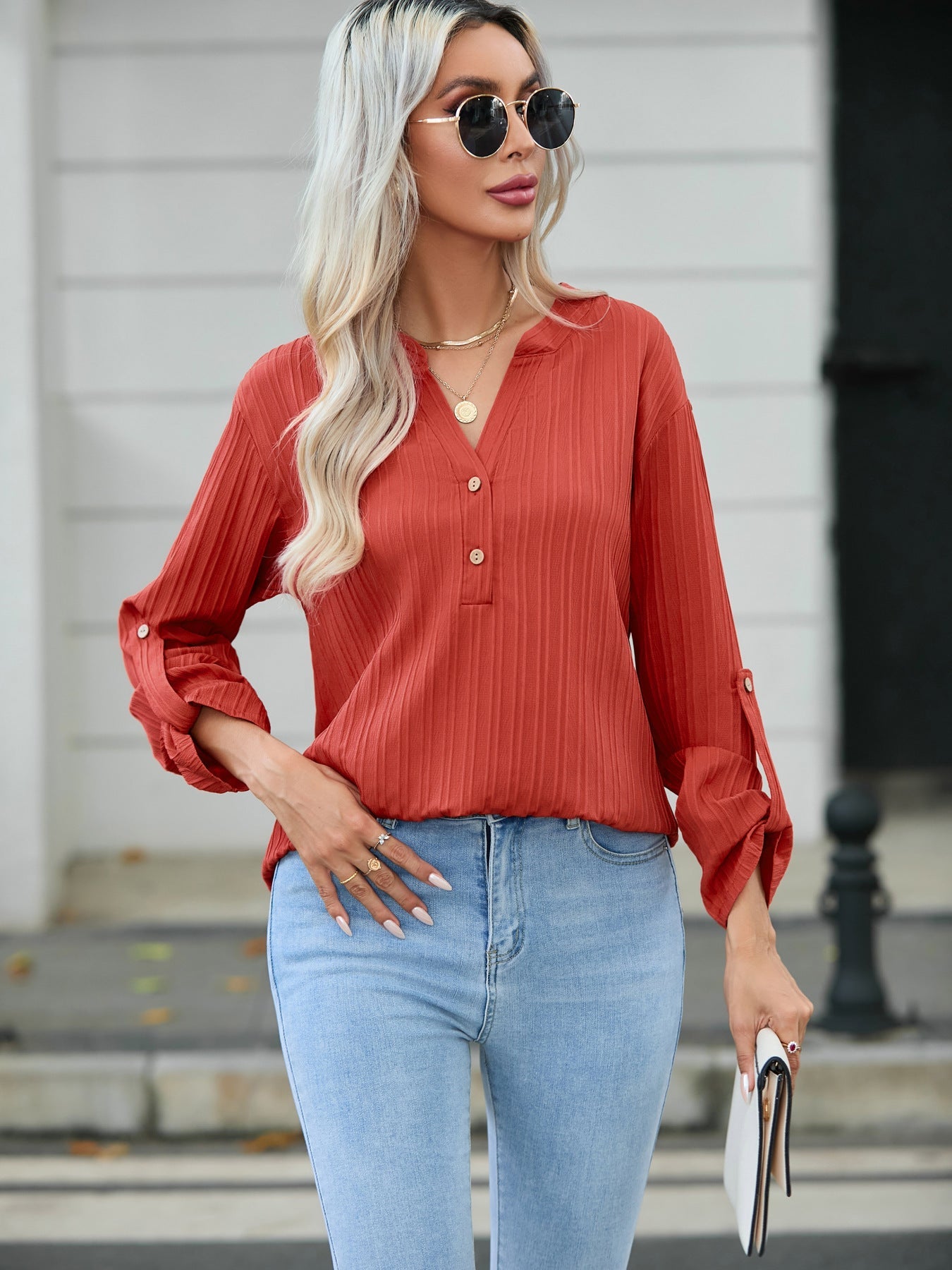 Blouse femme texturée, patte de boutonnage et manches retroussables, par berg-feldt