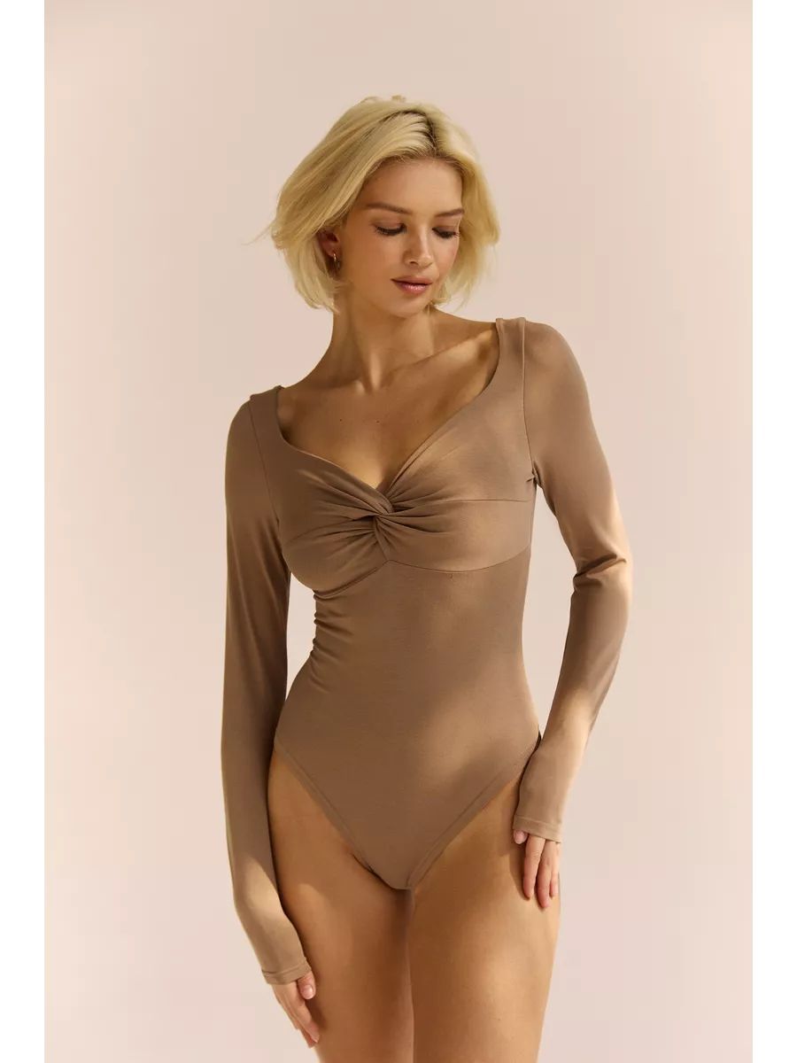 Body élégant pour femme avec tissu doux et décolleté raffiné à nœud de berg-feldt