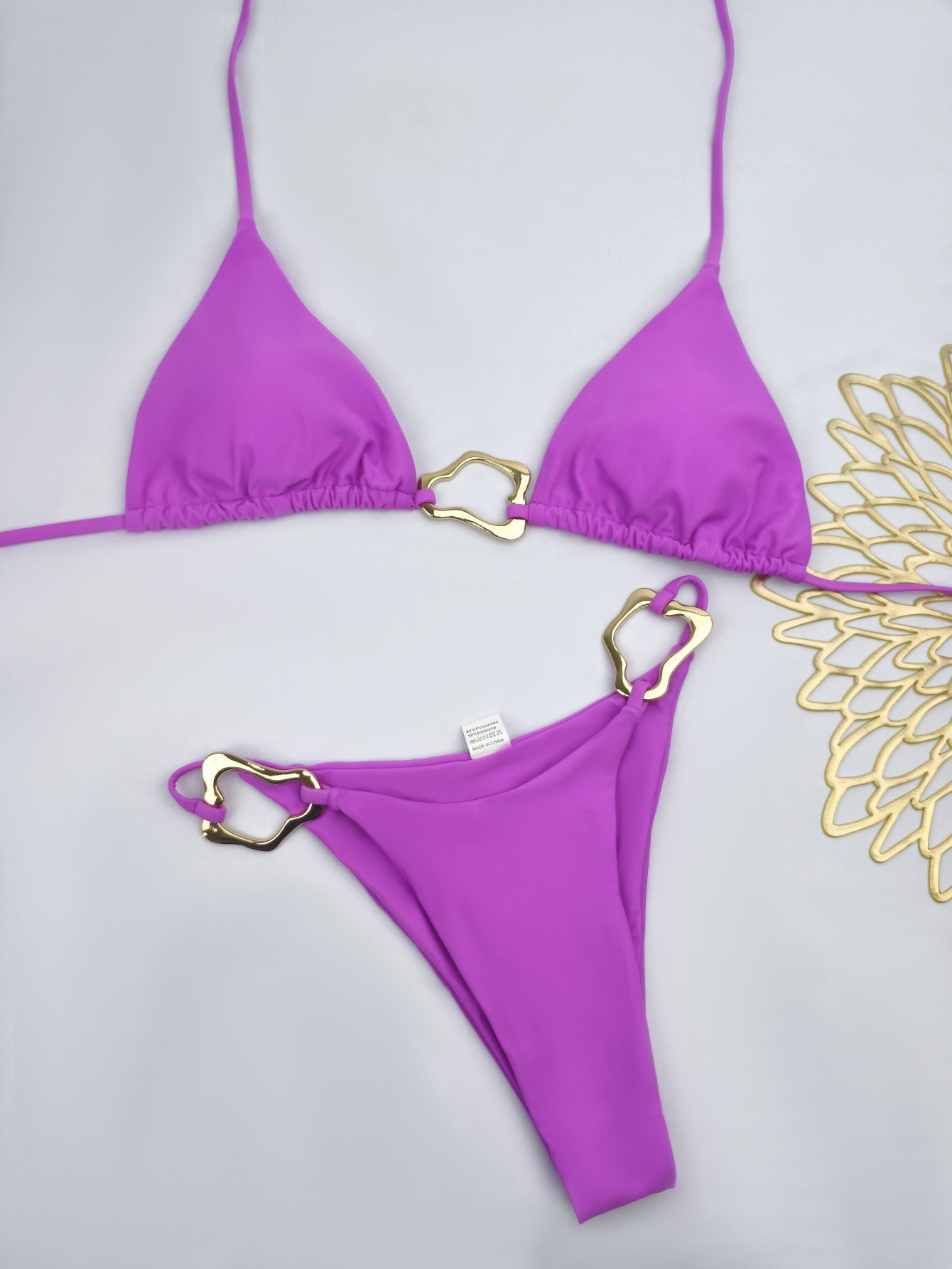 Eleganter Damen-Bikini mit goldenen Details und verstellbaren Trägern von berg-feldt