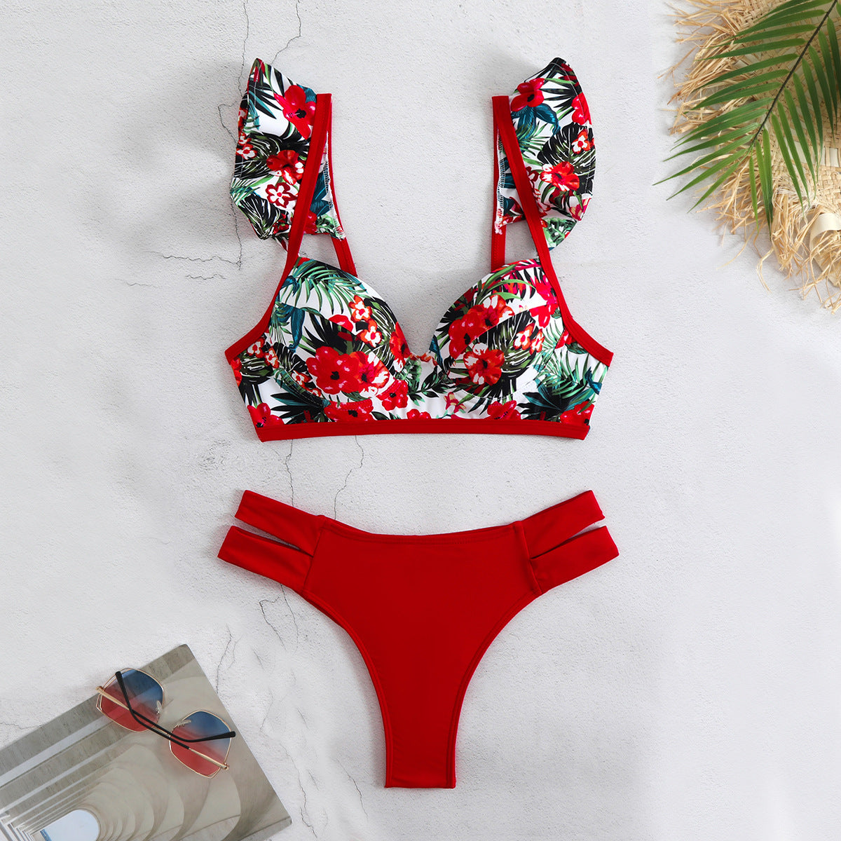 Ensemble bikini pour femme avec haut de maillot bustier fleuri et bretelles tendance de berg-feldt