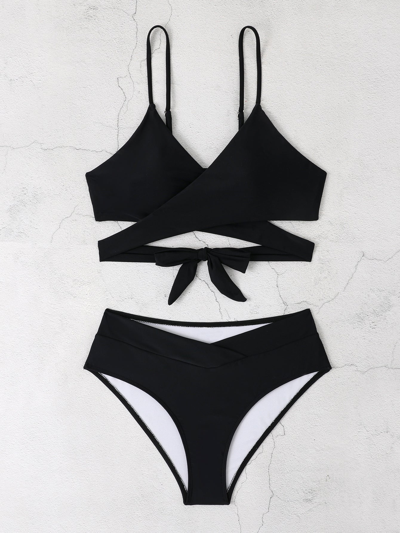 Trendiger Damen-Bikini mit Wickeldesign und hohem Bund von berg-feldt