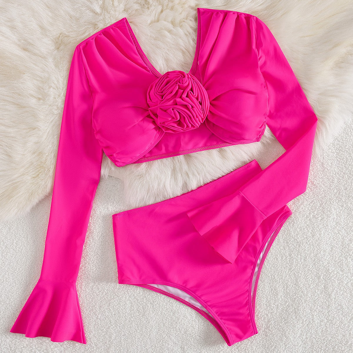 Bikini innovant pour femme avec haut à manches longues et détails à volants, par berg-feldt