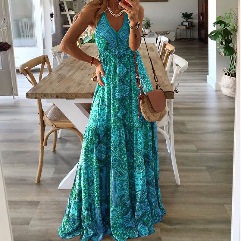 Langes Damenkleid mit tiefem V-Ausschnitt und fließendem Rock von berg-feldt
