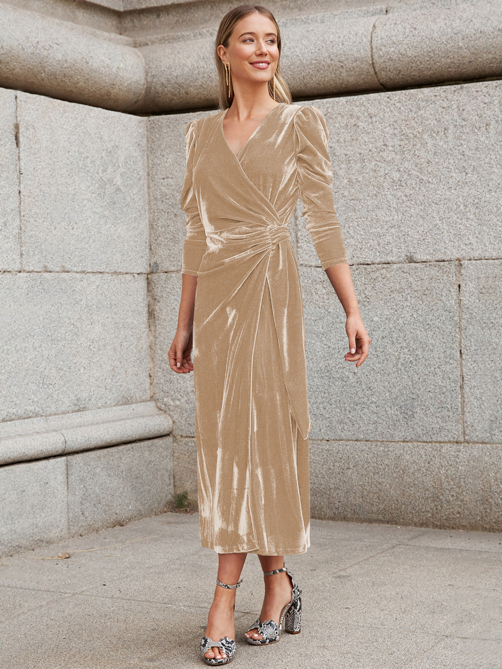 Damen élégante robe cache-cœur à manches bouffantes et accents dorés Berg-Feldt