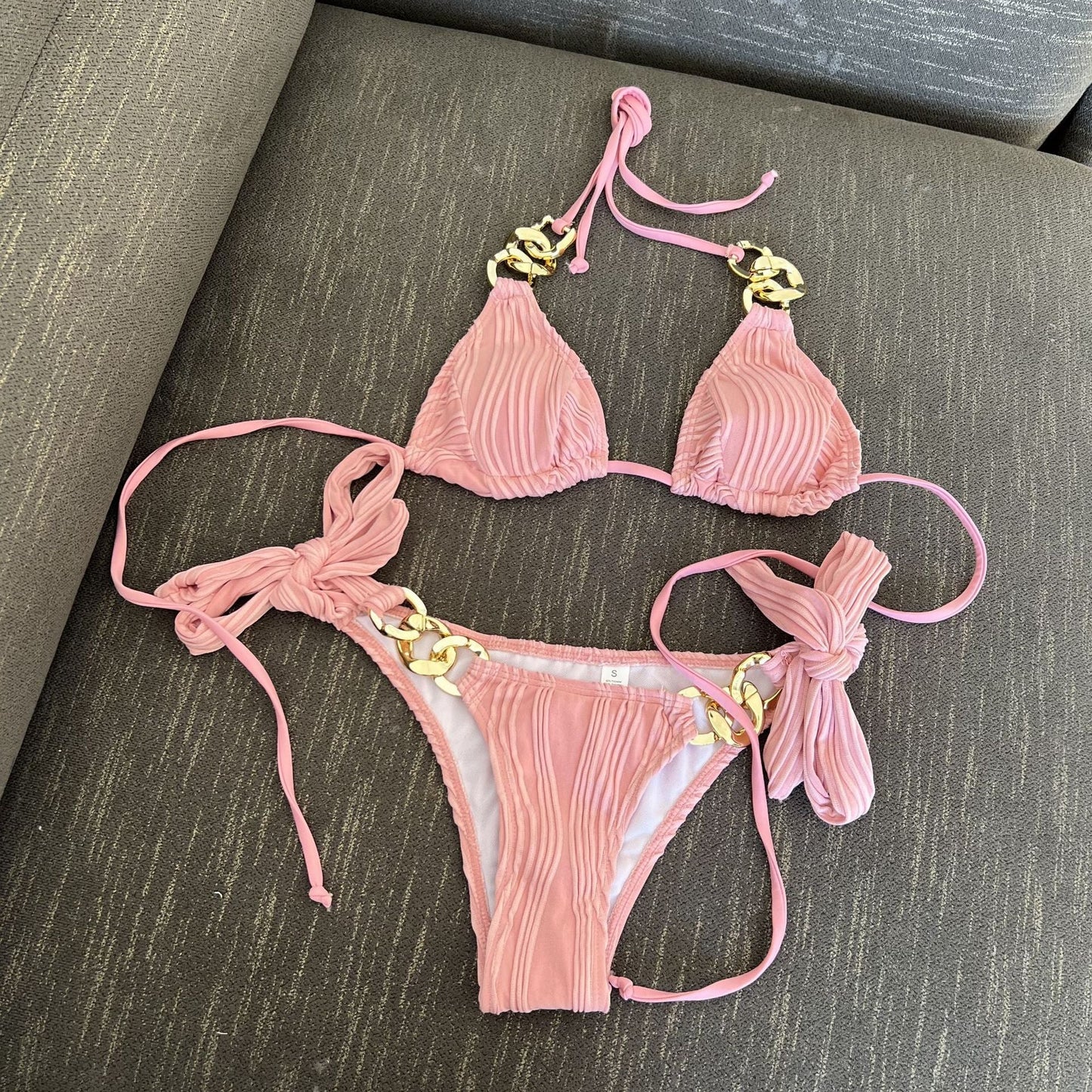 Ensemble de bikini triangle élégant pour femme avec détails dorés de berg-feldt