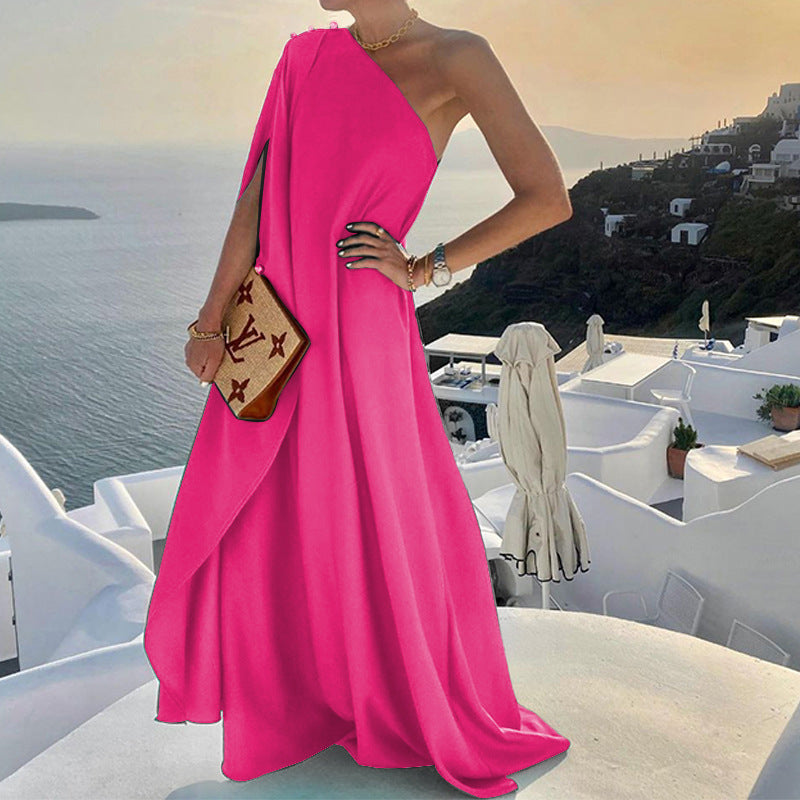 Fudus Sommerkleid: Ein schulterfreies, unifarbenes Kleid mit dezentem Stil