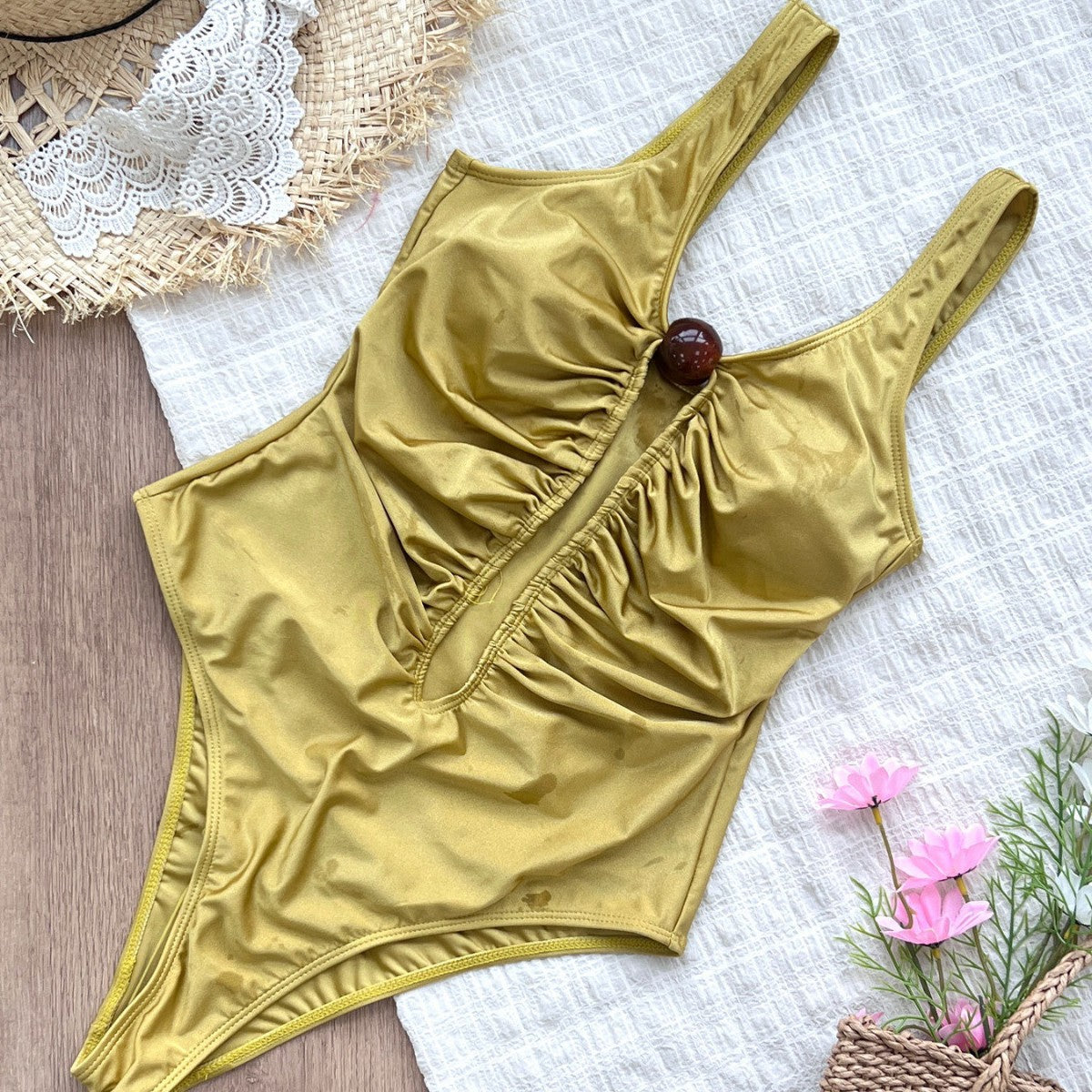Maillot de bain raffiné pour femme avec motif à volants et bouton de berg-feldt