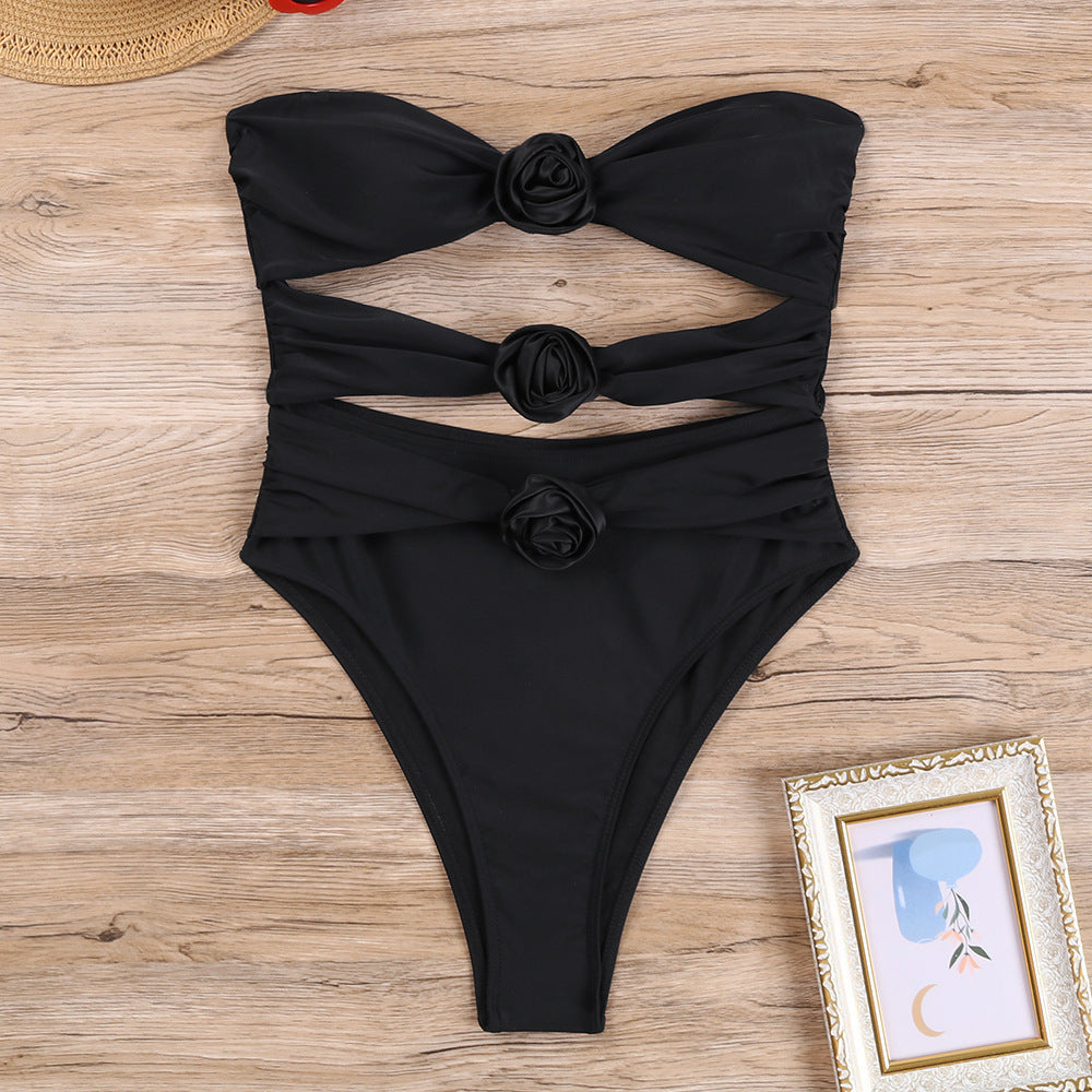 Hochgeschnittener Damen-Bandeau-Bikini mit Blumenknoten von berg-feldt