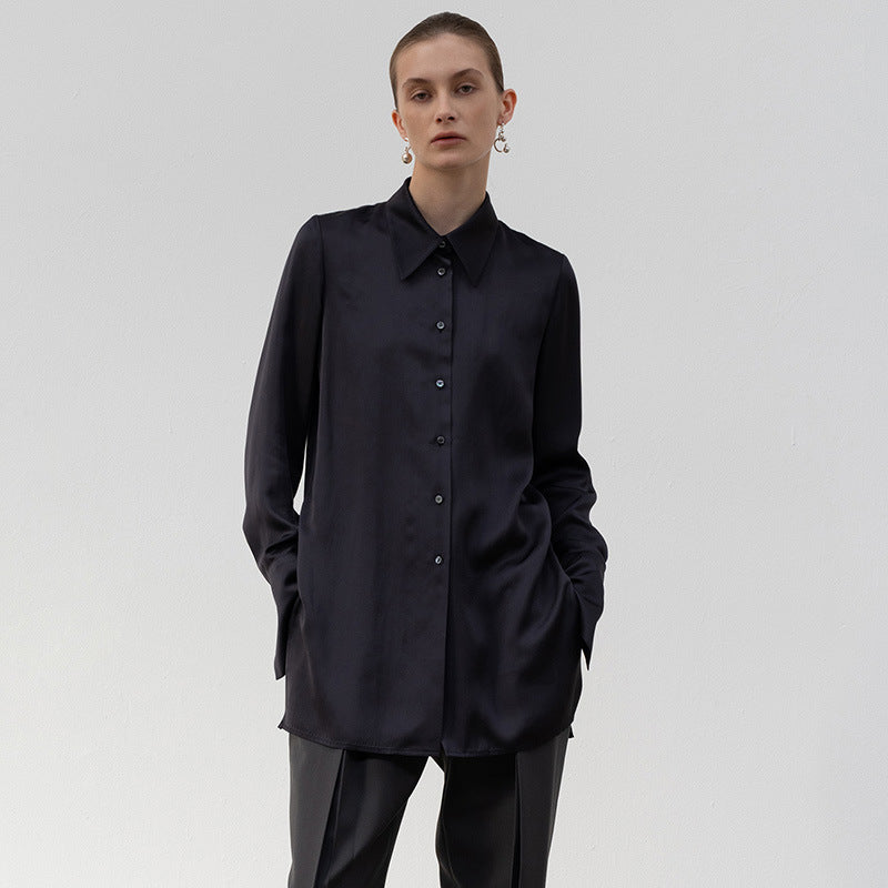 Elegante Seidenbluse für Damen mit klassischem Kragen und edlen Knöpfen von berg-feldt