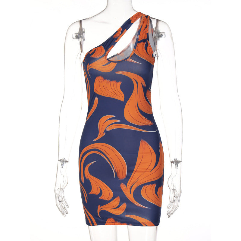Kurzes figurbetontes Damenkleid mit asymmetrischem Ausschnitt und Blumenmuster von berg-feldt