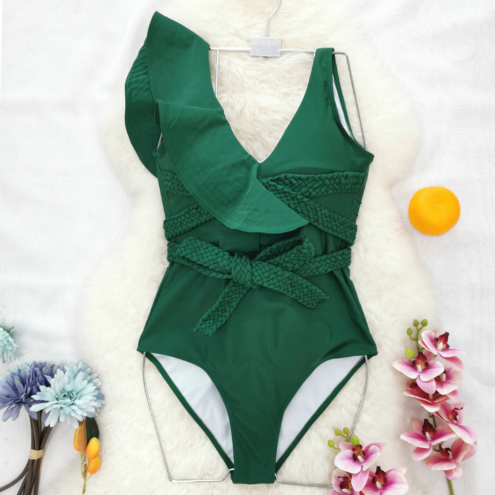 Badeanzug für Damen mit modischem Wickeldesign und eleganten Rüschendetails von berg-feldt