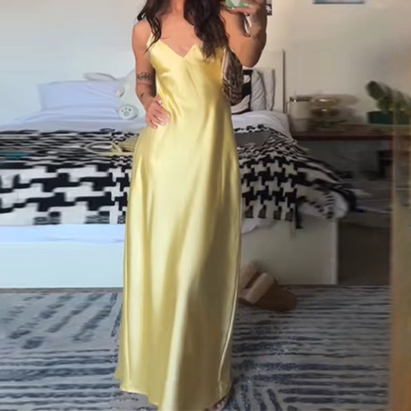Robe longue de satin fluide pour femme avec encolure en V, par berg-feldt