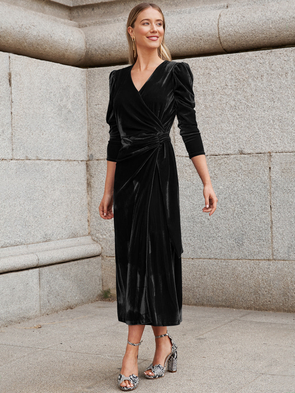 Damen élégante robe cache-cœur à manches bouffantes et accents dorés Berg-Feldt