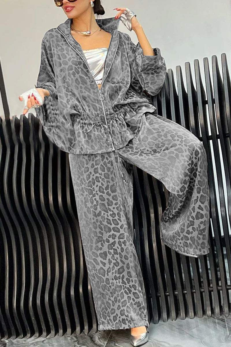 Bequemes Damen-Loungeset im trendigen Leopardenmuster mit entspannter Passform von berg-feldt