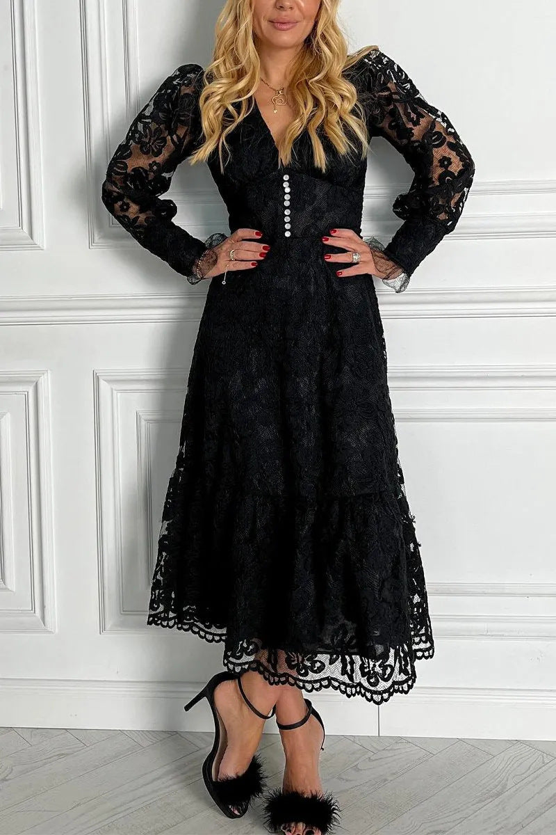 Élégante robe pour femme avec dentelle, col en V et boutons raffinés par berg-feldt