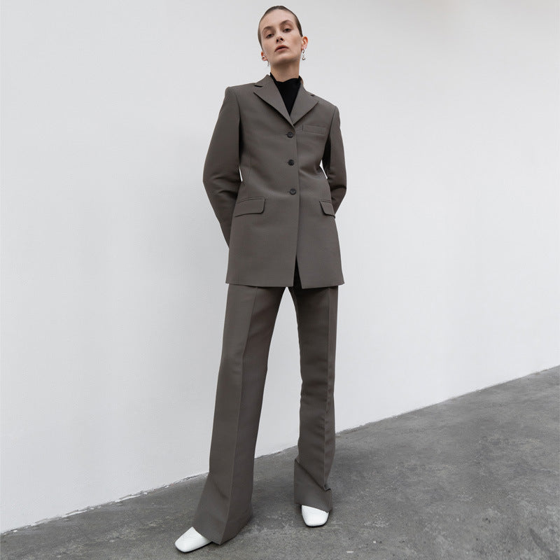 Tailleur-pantalon de bureau élégant et moderne pour femme, avec revers fins, par berg-feldt