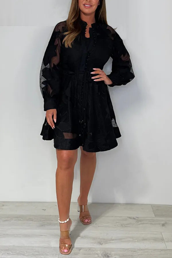 Kurzes Damenkleid mit modischem, transparentem Rüschendetail und schickem Gürtel von berg-feldt