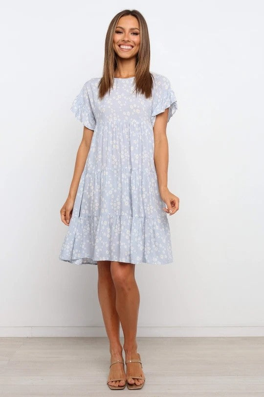 Kurzes Damenkleid mit Blumenmuster, Rüschen und Stufenärmeln von berg-feldt