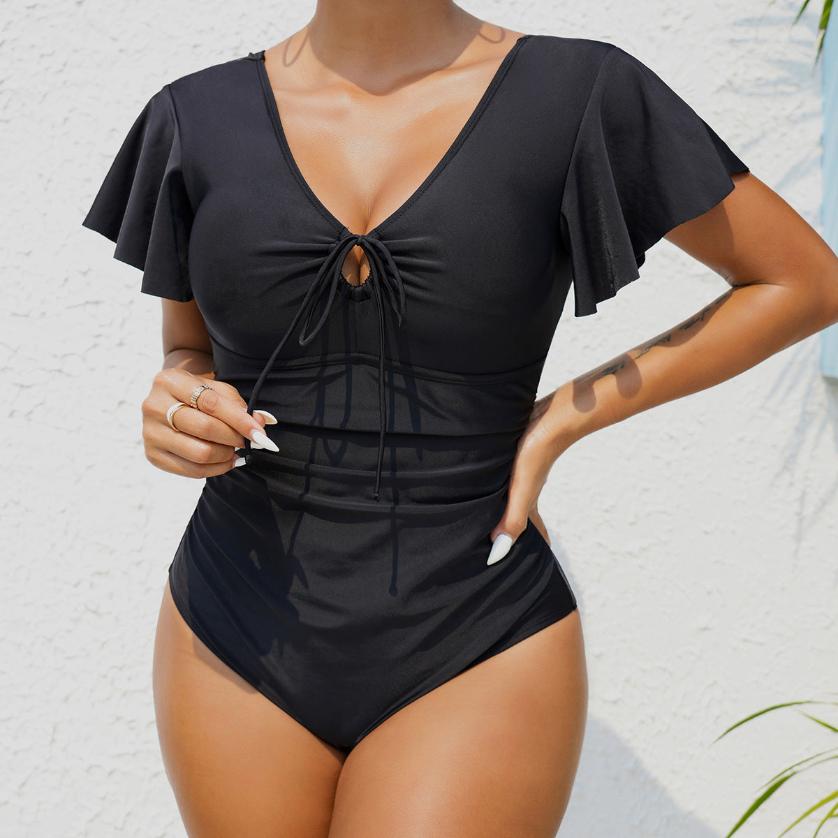 Maillot de bain élégant pour femme avec fronces et nouage frontal, par berg-feldt