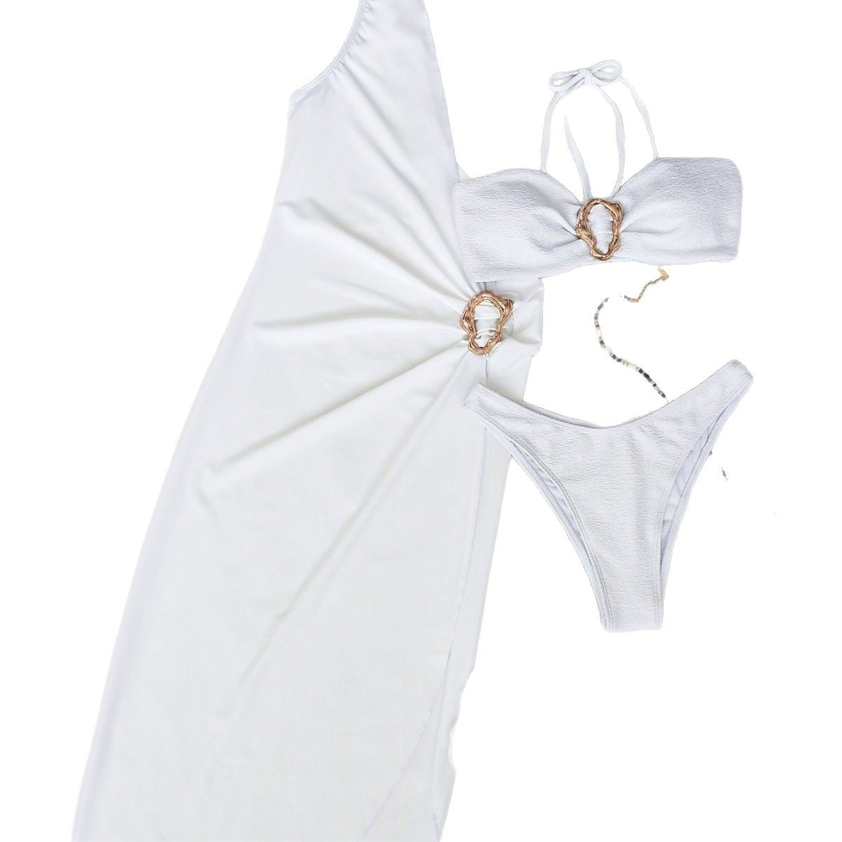 Tenue de plage pour femme : ensemble de maillots de bain avec paréo chic et détails élégants par berg-feldt