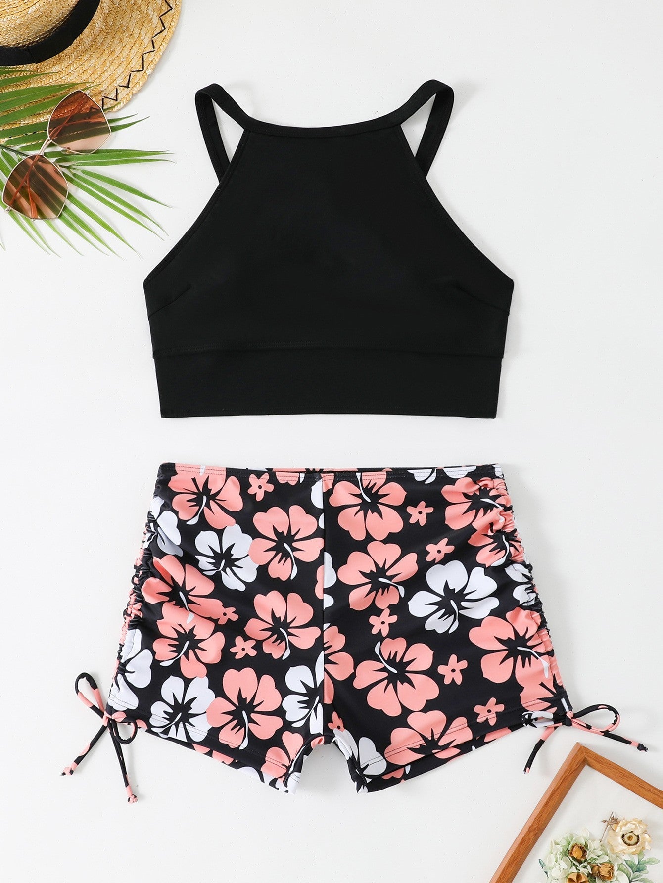 Tankini de sport pour femme avec short fleuri et liens latéraux réglables par berg-feldt
