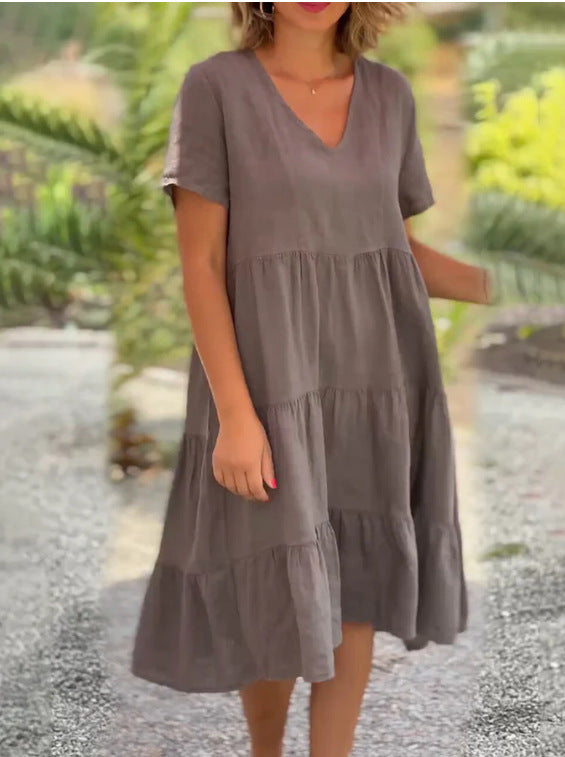 Langes Damenkleid mit V-Ausschnitt und weitem Rock von berg-feldt