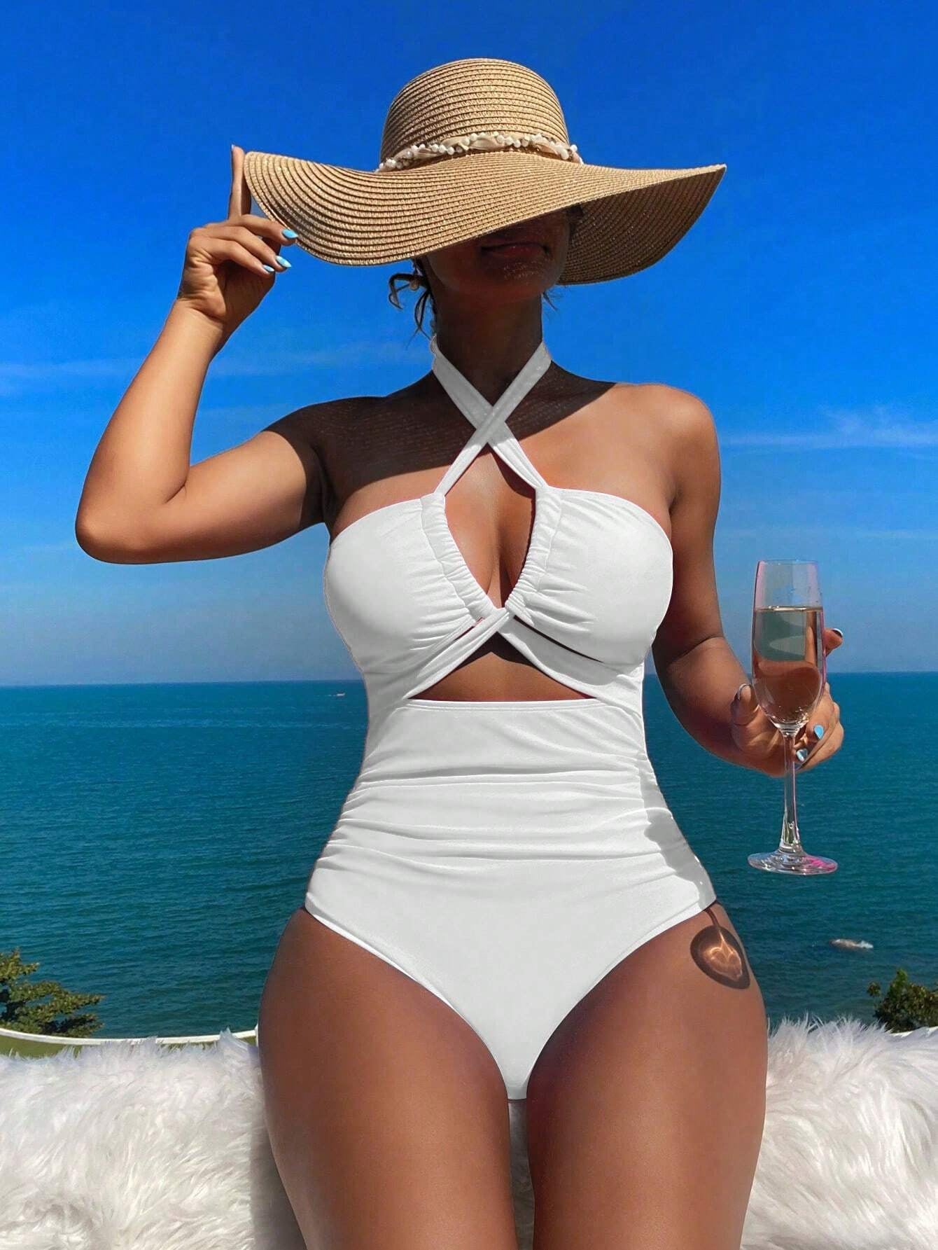 Maillot de bain moulant pour femme avec encolure tendance et matière élastique, par berg-feldt