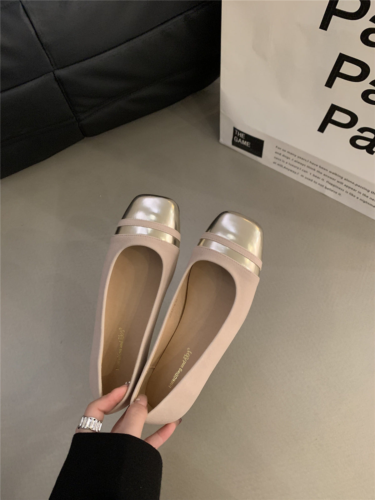 Ballerines élégantes en daim souple avec accent métallique de berg-feldt