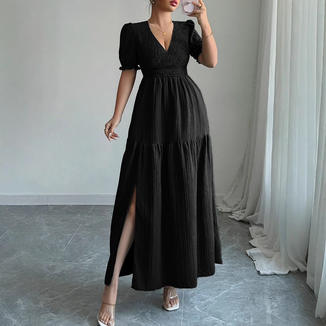 Langes Damenkleid mit tiefem V-Ausschnitt und Volants von berg-feldt