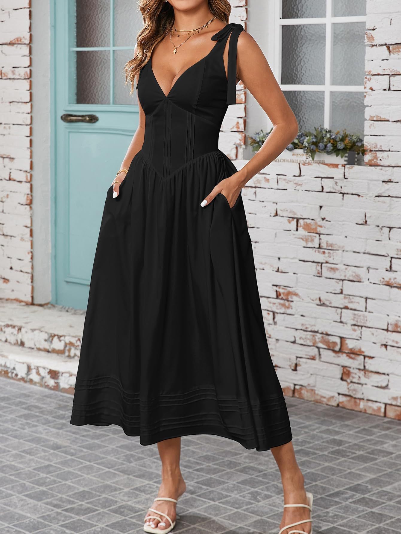 Elegantes Maxikleid mit V-Ausschnitt und Spaghettiträgern von berg-feldt