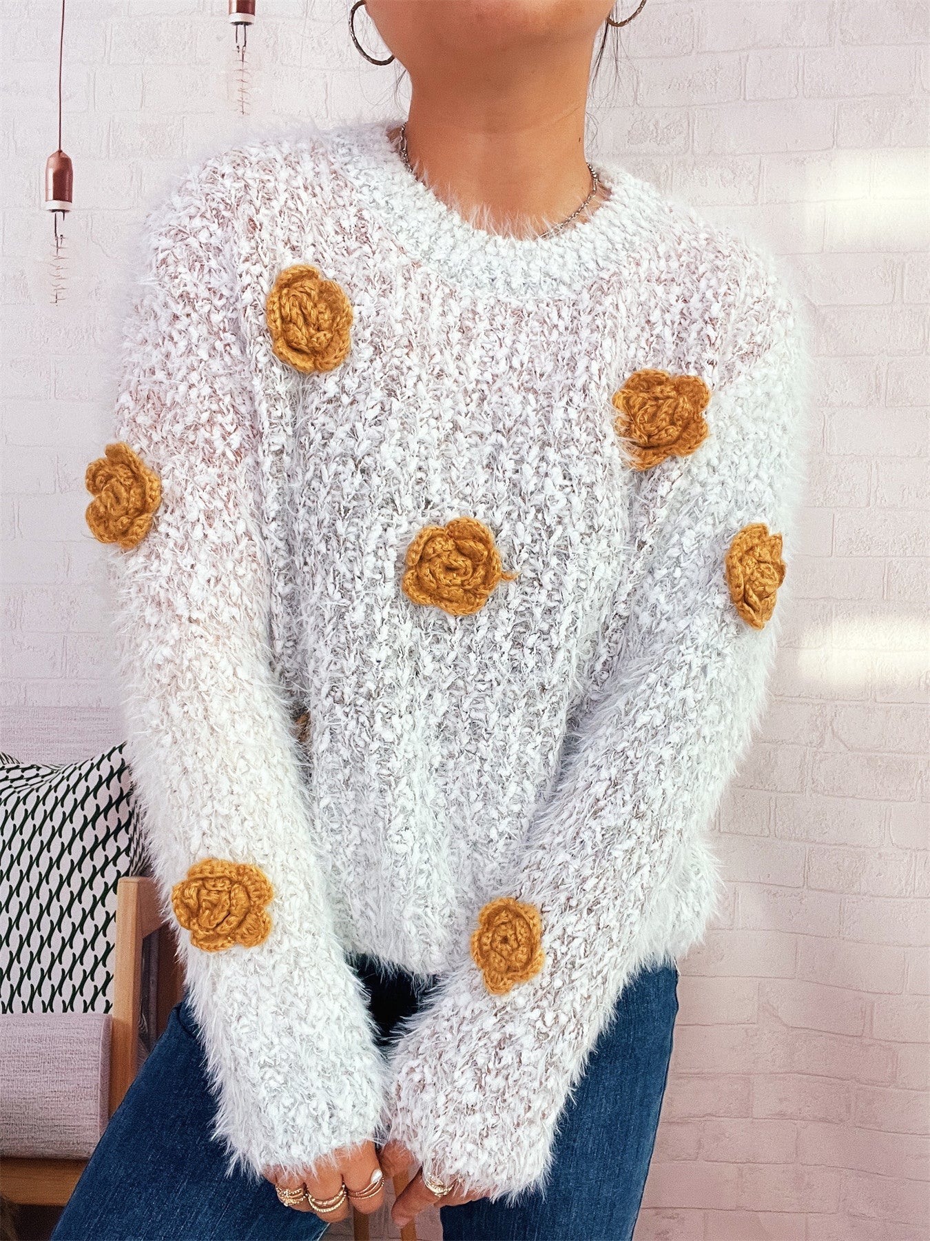 Pull douillet et moelleux pour femme avec applications florales ludiques Berg-Feldt