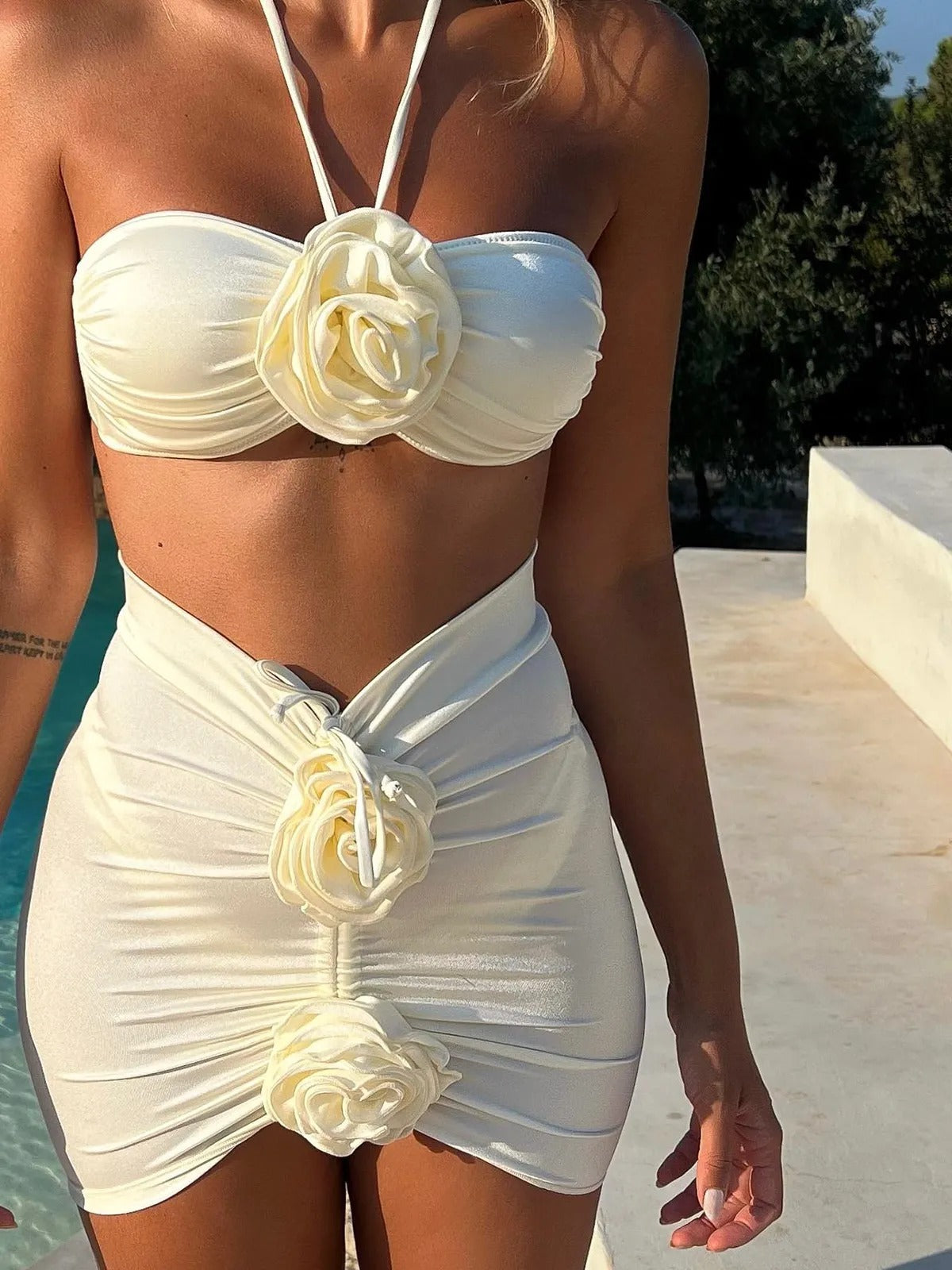 Haut de bikini bandeau femme orné de fleurs et mini-jupe assortie berg-feldt