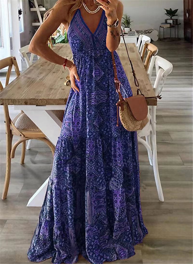Langes Damenkleid mit tiefem V-Ausschnitt und fließendem Rock von berg-feldt