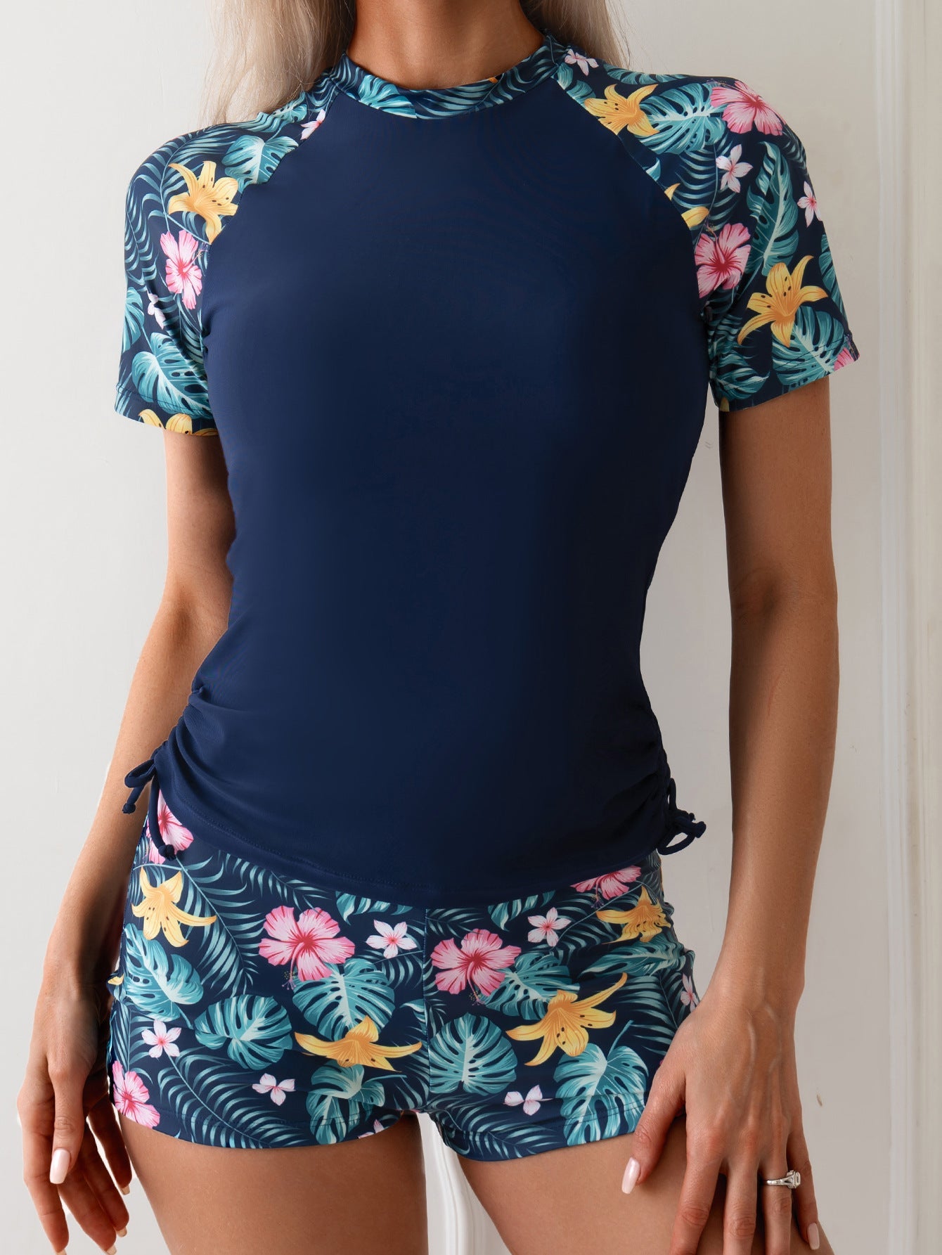 Ensemble Berg-Feldt pour femme, composé d'un rashguard à manches courtes et d'un short de bain à motif floral