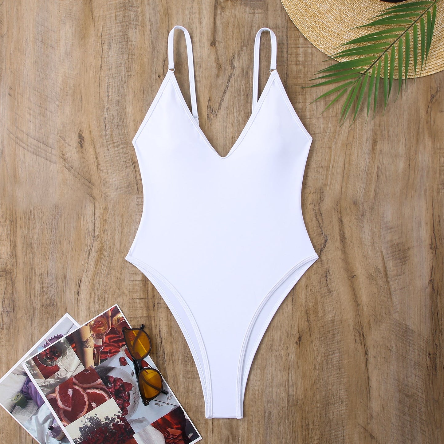 Maillot de bain femme Berg-Feldt avec décolleté en V profond et échancrure haute